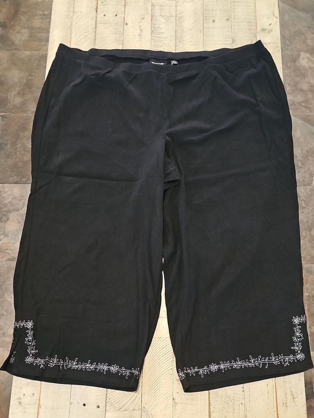 Avenue Black Capri/Ankle Pants with Delicate Silver Hem Floral Embroidery 🌸 NEW